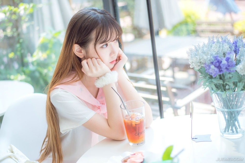不爱的爱情，永远不会变坏。所以，我们调情，我们暧昧，却永远不要相爱。